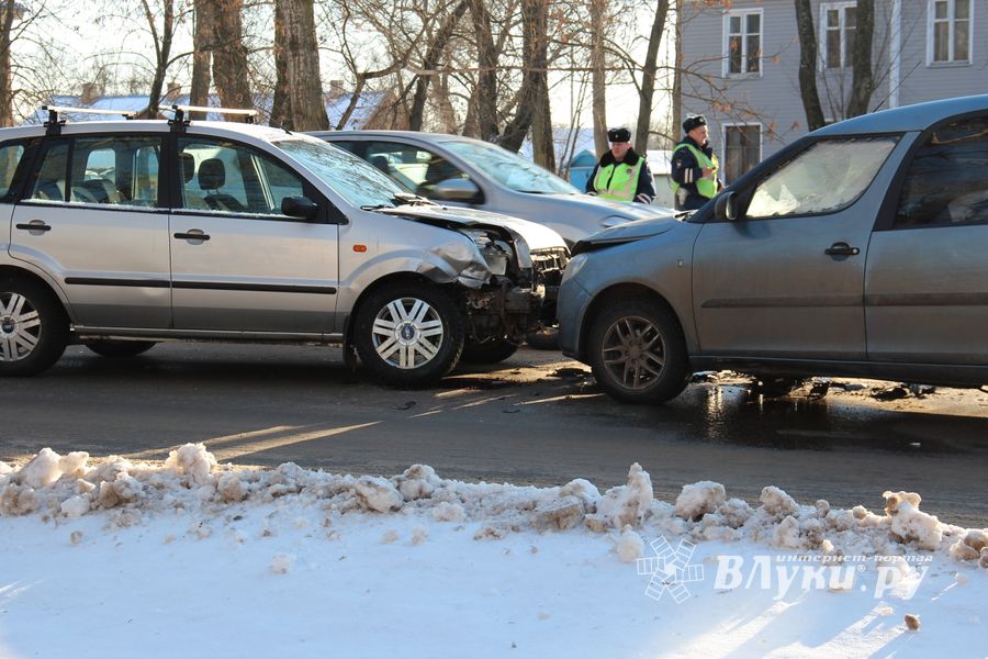 Лобовое столкновение на пр-те Гагарина в Великих Луках (ФОТО)