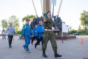 В День России Андрей Турчак принял участие в Марше Мира Воздушно-десантных войск (фото)