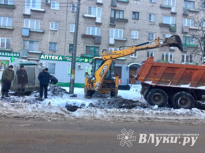В Великих Луках ведутся ремонтные работы (ФОТО)