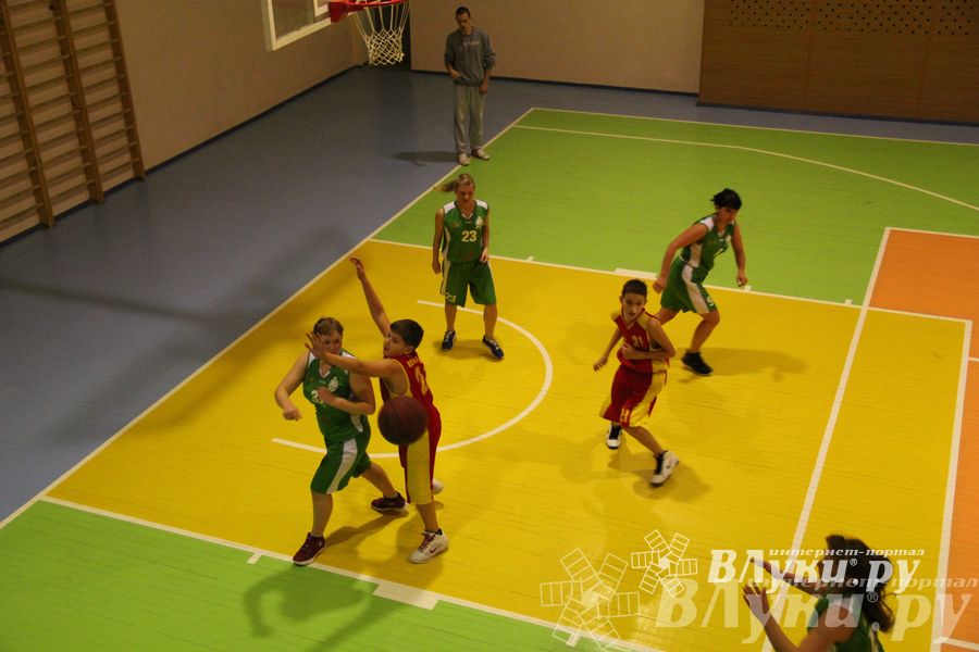 Интересный баскетбольный матч прошел в Великих Луках (фото)