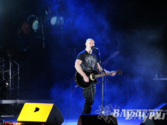 В Великих Луках состоялся концерт Дениса Майданова