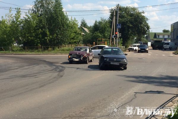 В Великих Луках столкнулись ВАЗ и Фольксваген (ФОТО)