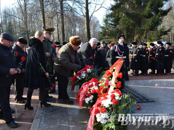 День защитника отечества в Великих Луках отметили памятным митингом и салютом