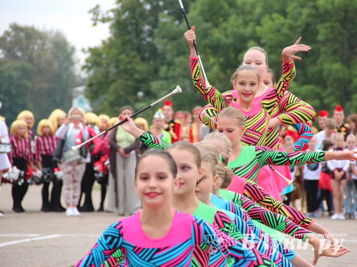 В Великих Луках проходит Международный фестиваль-конкурс среди мажореток и барабанщиц (ФОТО)