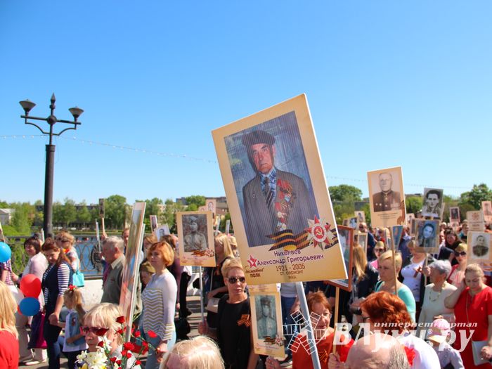 По центральному проспекту Великих Лук прошёл  «Бессмертный полк» (0+) (ФОТО)