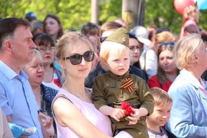 По центральному проспекту Великих Лук прошёл  «Бессмертный полк» (0+) (ФОТО)