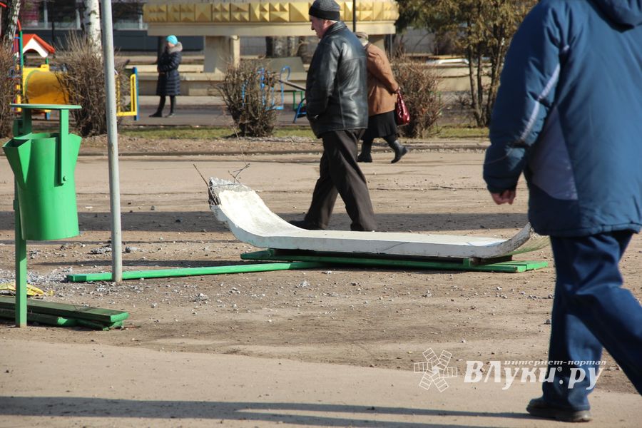 В Великих Луках водитель сбил на остановке женщину и ребенка (ФОТО)