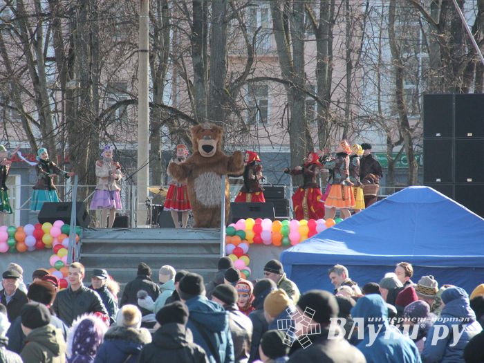 В Великих Луках широко отметили Масленицу (ФОТО)