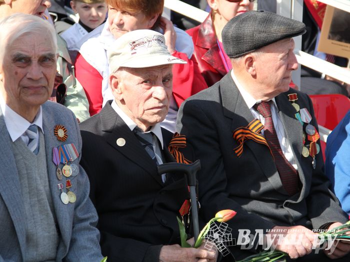 Парад Победы в Великих Луках (фото)