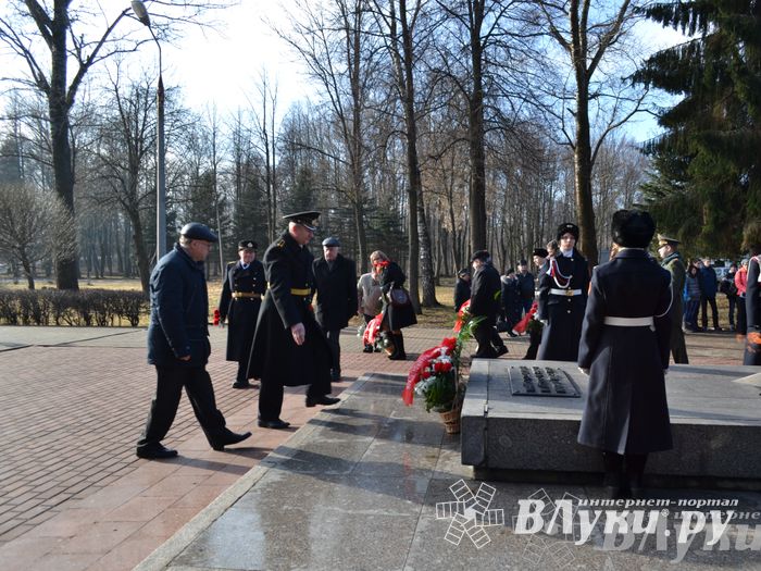 День защитника отечества в Великих Луках отметили памятным митингом и салютом