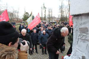 Родственники погибших солдат приняли участие в возложении цветов в Великих Луках