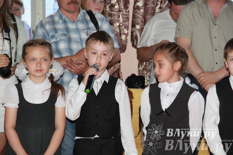 В Великих Луках прозвенели «Последние звонки»