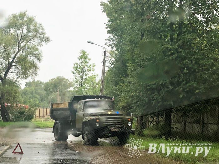 В Великих Луках столкнулись легковушка и ЗИЛ (ФОТО)