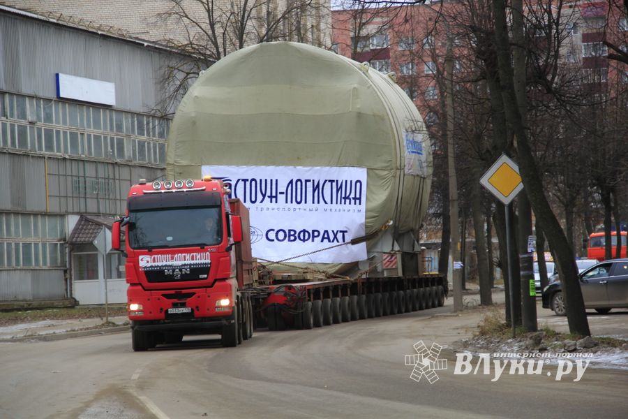 Негабаритный автопоезд вновь следует по улицам Великих Лук