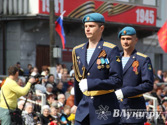 Парад Победы в Великих Луках (фото)
