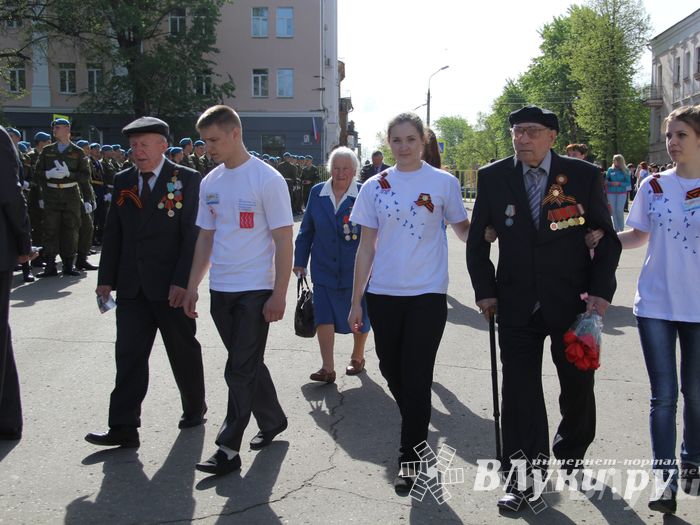 Парад Победы в Великих Луках (фото)