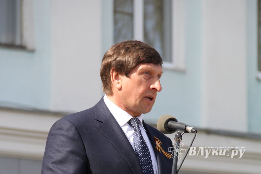 Парад Победы в Великих Луках (фото)