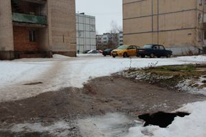 Фотофакт: провал асфальта на Гоголя в Великих Луках