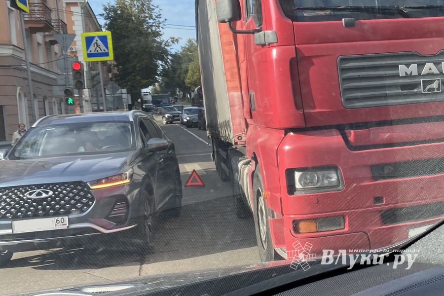 Ещё одно ДТП в Великих Луках заблокировало центр города (ФОТО)