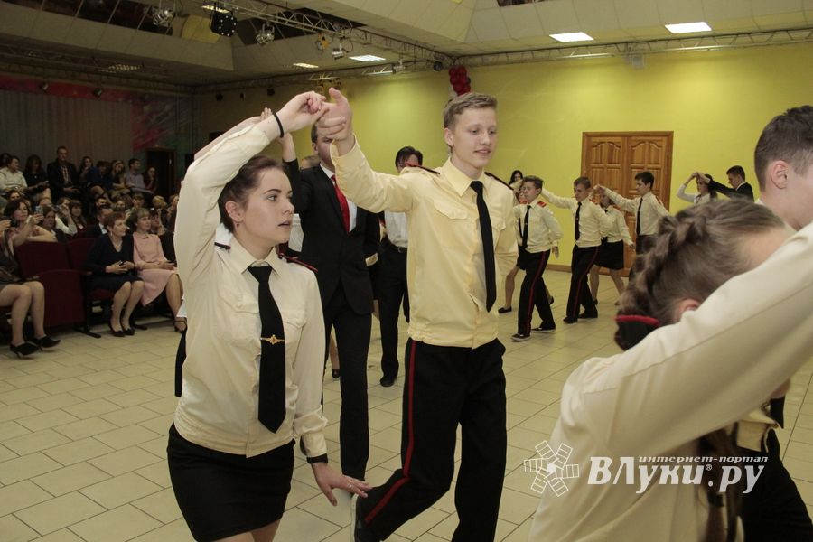 В Великих Луках состоялся кадетско-лицейский бал (ФОТО)