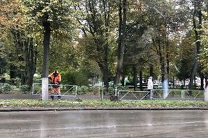 На пр. Октябрьском устанавливают ограждения (ФОТО)