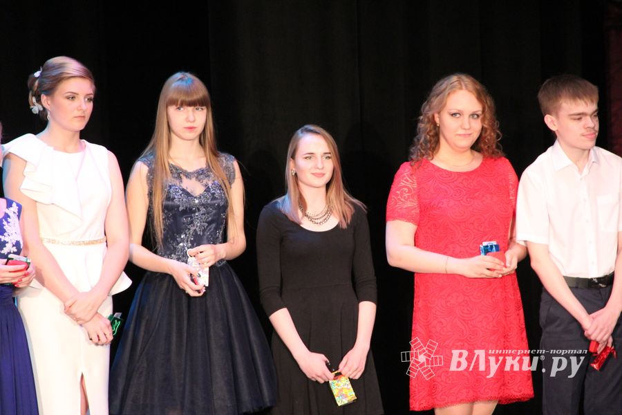 Великолуких выпускников наградили (ФОТО)