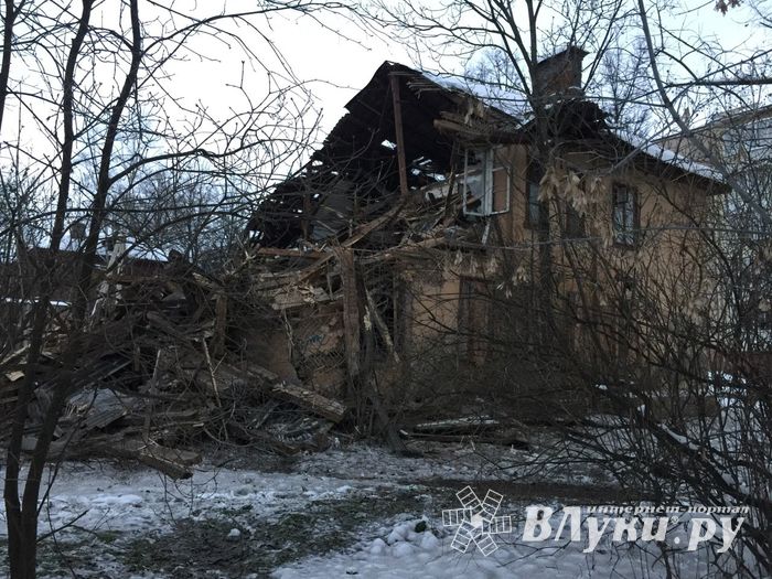 В Великих Луках сносят бараки (ФОТО)