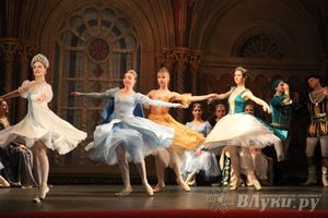 Московский театр «Корона Русского Балета» представил великолучанам балет «Лебединое озеро»