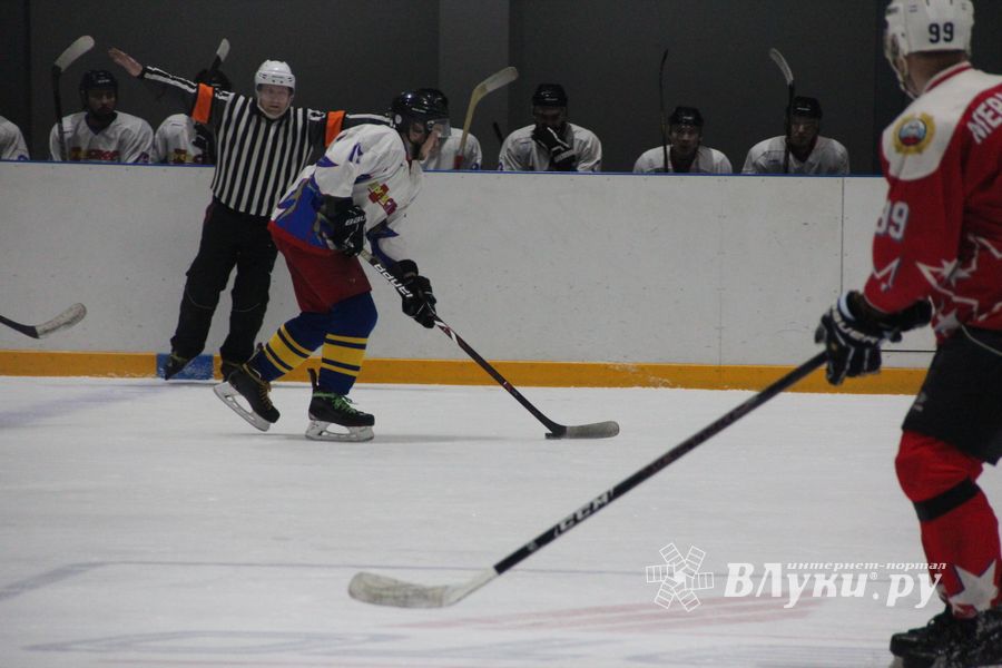 Две победы у великолукских хоккейных команд (ФОТО)