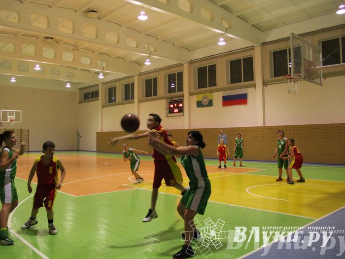 Интересный баскетбольный матч прошел в Великих Луках (фото)