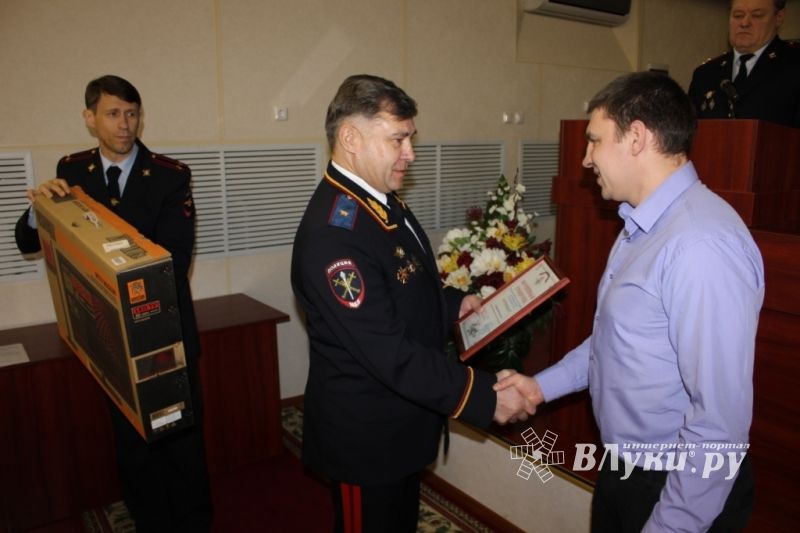 Ценным подарком и Почетной грамотой поощрен пскович, задержавший подозреваемого в грабеже (фото)