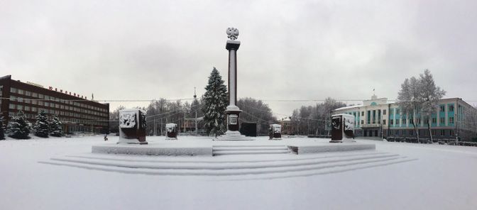 Вид на площадь Ленина и стелу «Город воинской славы»