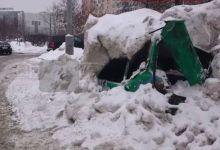 Снегоуборочная машина раздавила «Оку», приняв ее за сугроб (фото)