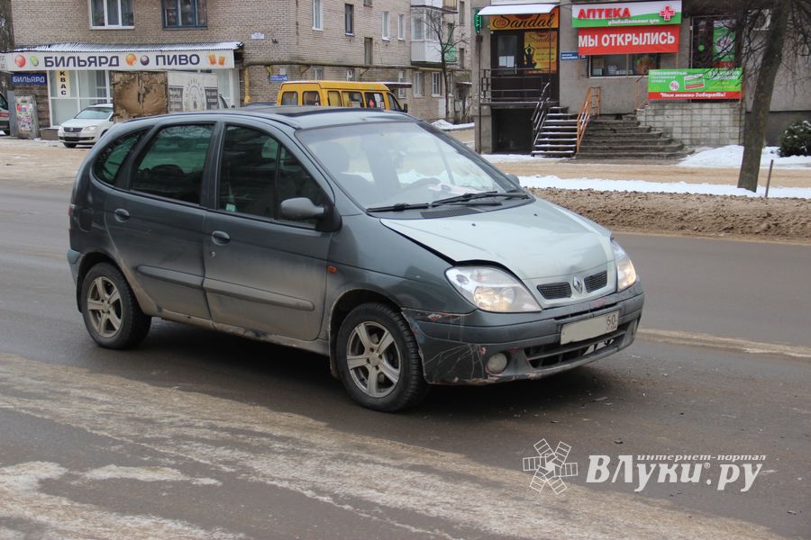 Два Renault столкнулись в Великих Луках (ФОТО)