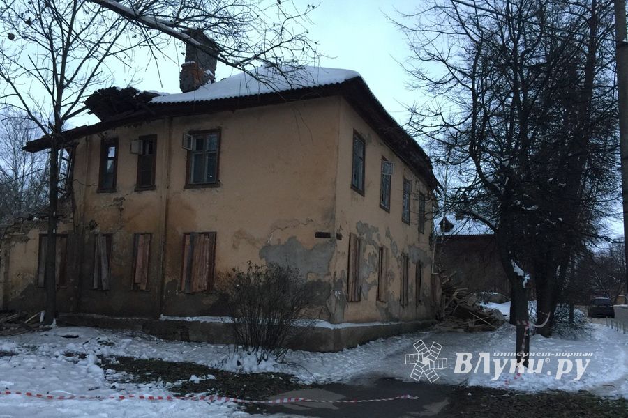 В Великих Луках сносят бараки (ФОТО)