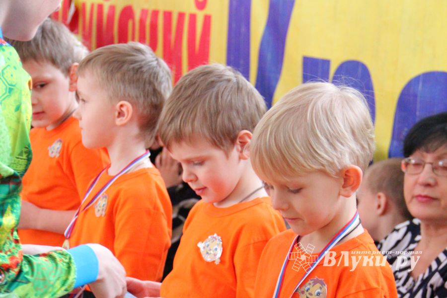 В Великих Луках стартовали спортивные соревнования среди дошколят «Юные олимпионики»