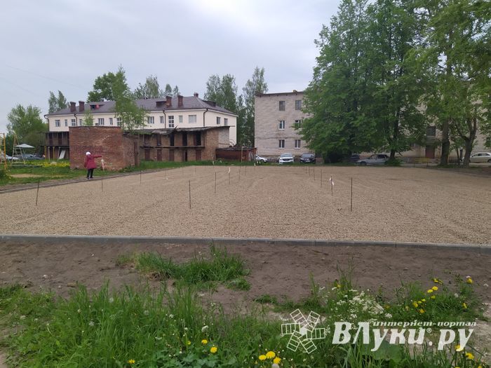 На улице Щорса началось строительство детской площадки (ФОТО)