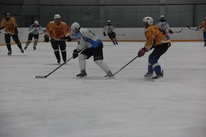 Две великолукские команды хоккеистов одержали победы в домашних матчах (ФОТО)