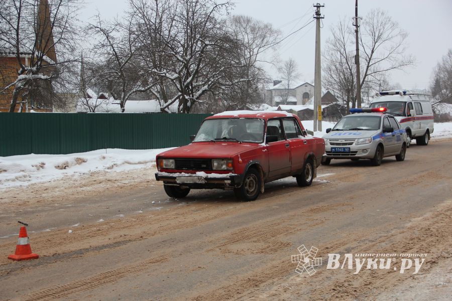 В Великих Луках водитель «Пятерки» сбил женщину-пешехода (фото)