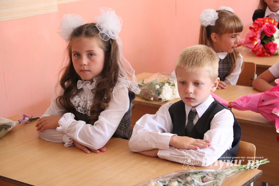 Самую многочисленную школу Великих Лук пополнили 116 первоклассников (ФОТО)