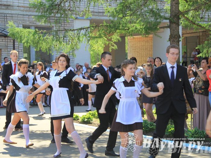 В Великих Луках прозвенели «Последние звонки»