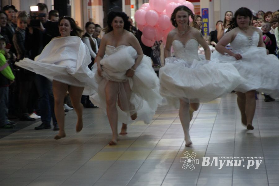 В Великих Луках бегали невесты (ФОТО)