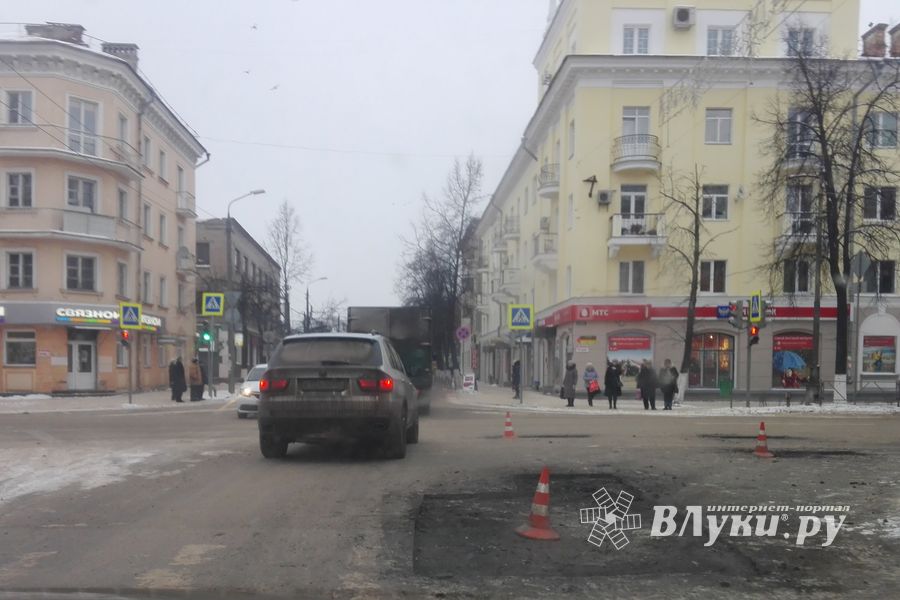 В Великих Луках продолжается ямочный ремонт дорог (ФОТО)