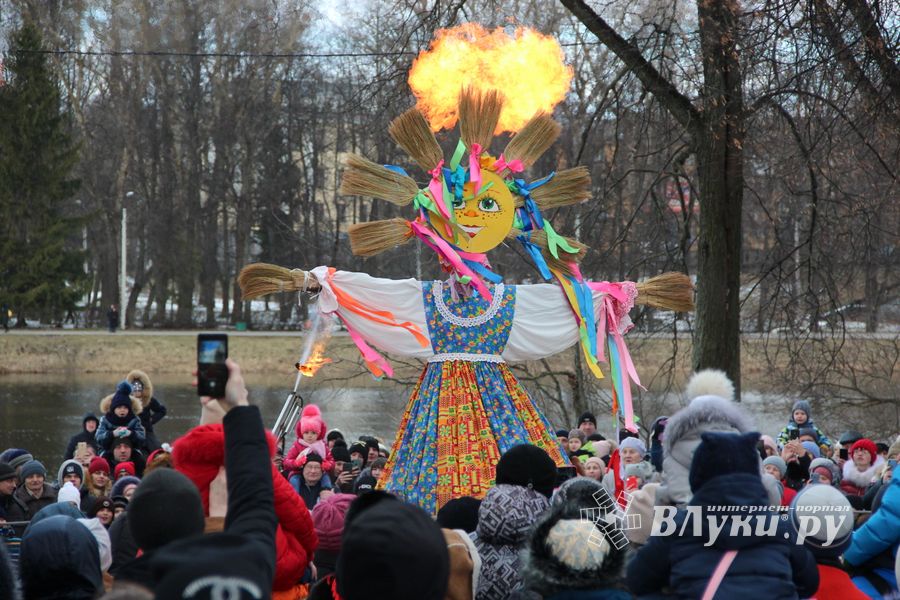 Масленичные гуляния прошли в Великих Луках (ФОТО)