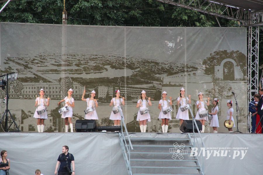 Великолукской «Бригантине» пришлось поплавать под дождём (ФОТО)