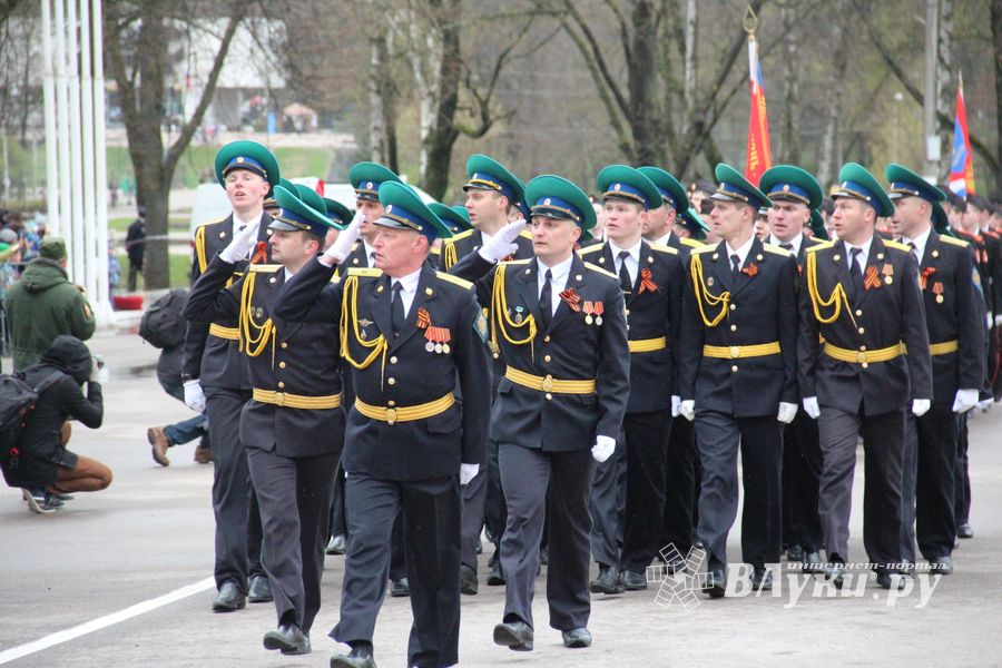 В Великих Луках прошел Парад Победы (ФОТО)