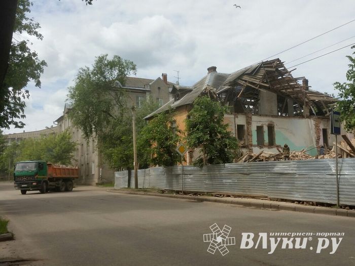 На ул. Ставского сносят очередной ветхий дом (ФОТО)
