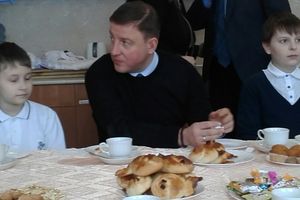 Андрей Турчак посетил школу №6 и угостился вкусными булочками (ФОТО)