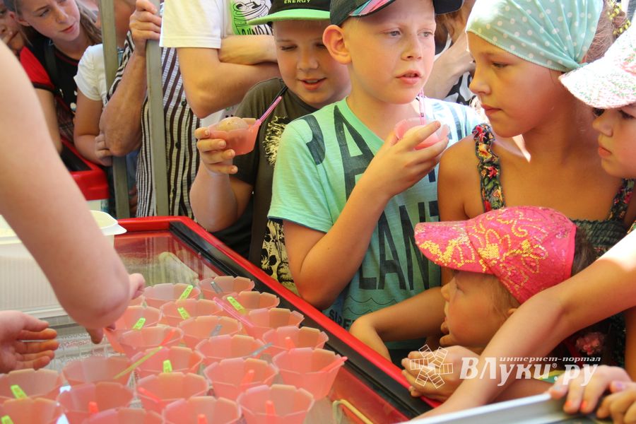 В городском парке Великих Лук прошёл День мороженого