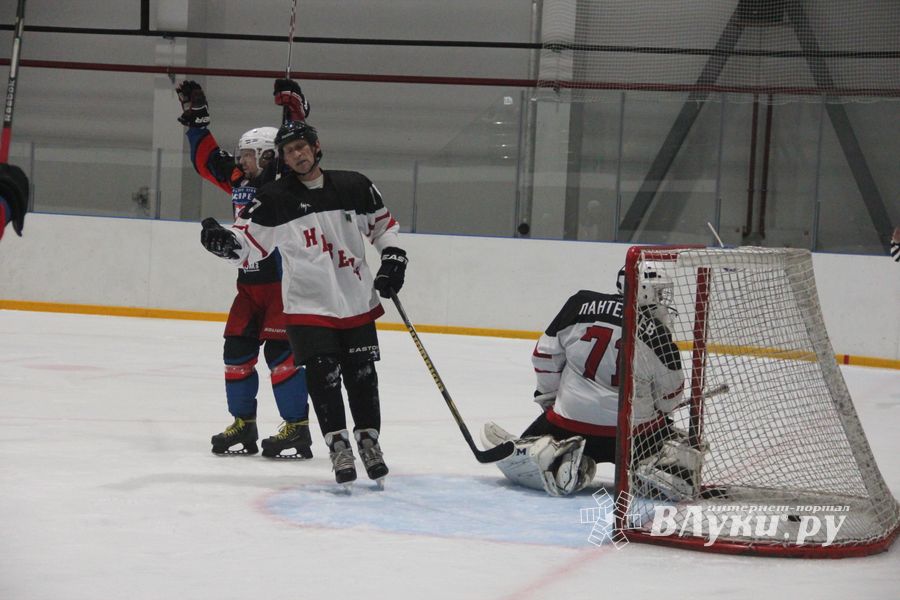 Два зоккейных матча прошли в Великих Луках в рамках Чемпионата города (ФОТО)